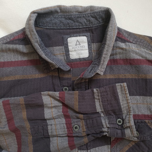 🌎 2 for $40 🌎 Grey Flannel Button Down - Picture 2 of 3